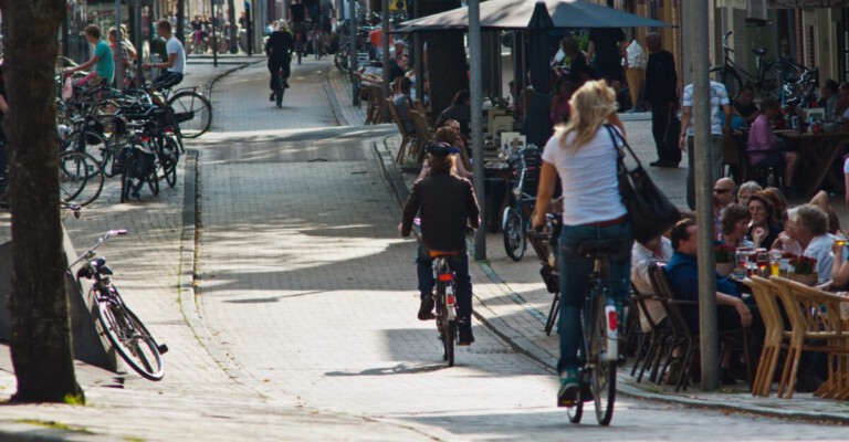 Fietsers fietsen op Gedempt Zuiderdiep zomer - Marketing Groningen