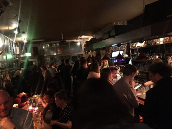 Aan de bar in speciaalbiercafe Groningen: De Koffer