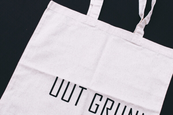 Duurzame tassen Groningen: eco canvas tas UUT GRUNN van PlukN