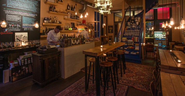 Wijn Groningen: stel je eigen wijnproeverij of high wine samen bij Barrel, Cappuvino en Frietwinkel - foto Borrel bij Barrel Maya