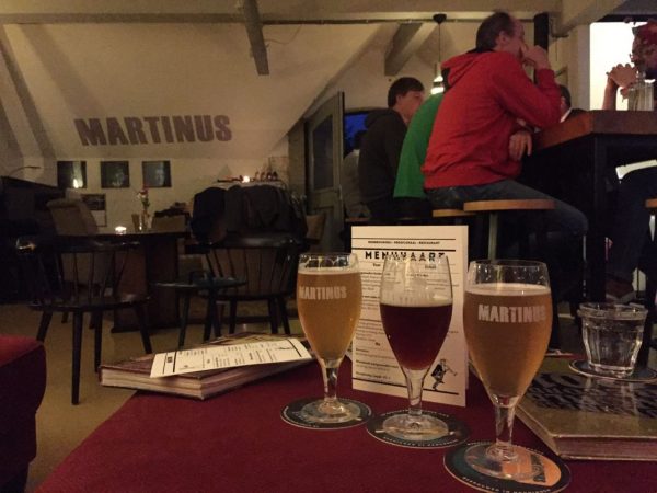 Speciaal bier drinken in de huiskamer van Brouwerij Martinus Groningen