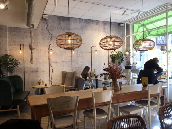 Feel Good Groningen: vegan hotspot met gezellige tafels
