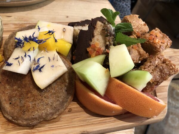 Feel Good Groningen: vegan hotspot met heerlijke lunch deal met bananenbrood en bondie