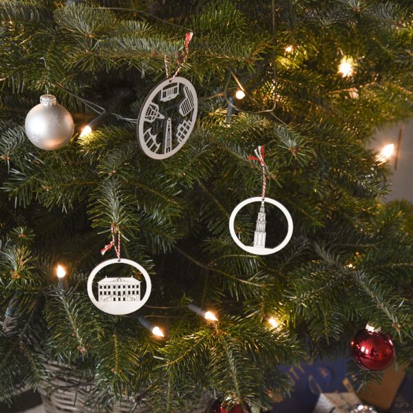 Houten kerstballen: kerstboom versiering Groningen met Martinitoren