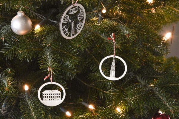 Houten kerstballen: kerstboom versiering Groningen met Martinitoren
