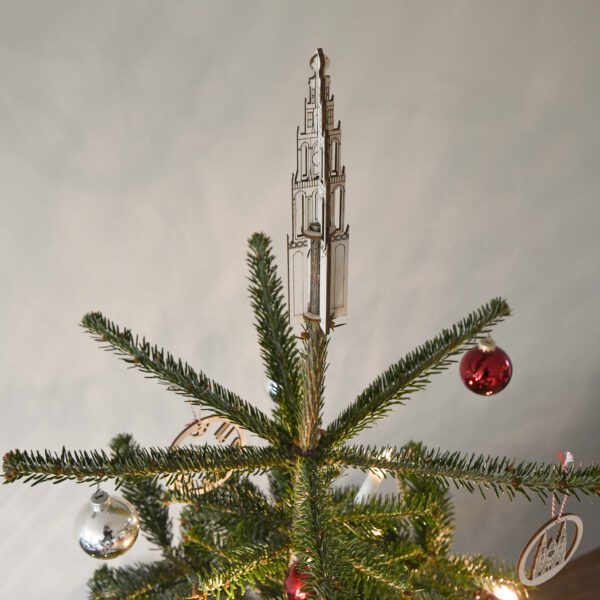 Houten kerstballen en houten piek Martinitoren Groningen: kerstboom versiering