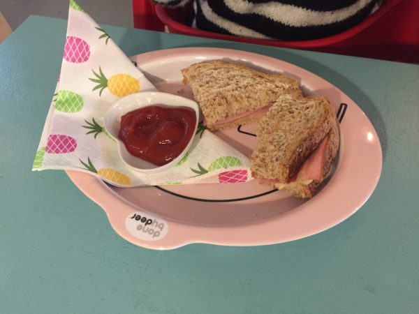 Kinderportie tosti in restaurant met speelhoek Groningen