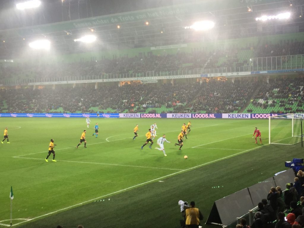 Springen en juichen voor FC Groningen: ‘De positieve vibes zinderen door het stadion’
