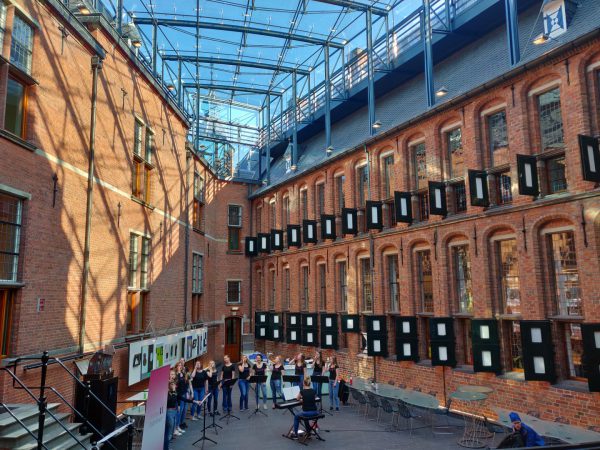 KLM Urban Trail Groningen- hardlopen tijdens hardloopwedstrijd door Provinciehuis