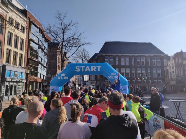 KLM Urban Trail Groningen- hardlopen tijdens hardloopwedstrijd start Vismarkt Groningen 2019