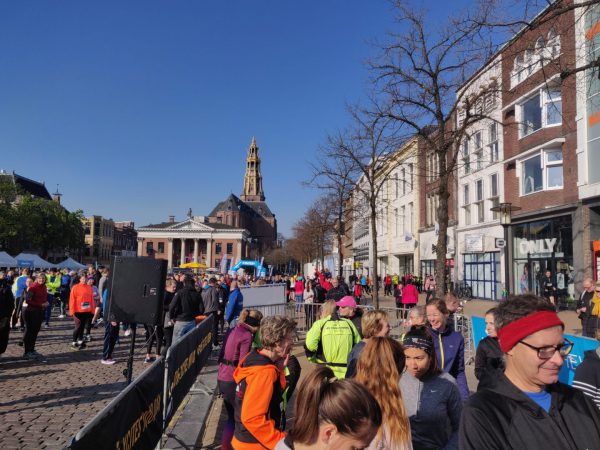 KLM Urban Trail Groningen- hardlopen tijdens hardloopwedstrijd start Vismarkt Groningen 2019