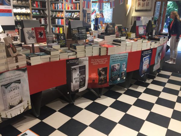 Boekhandel Van der Velde Akerkhof binnen thriller boeken