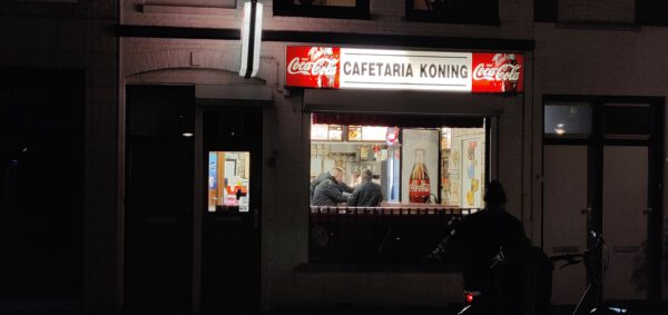 Eierbal Groningen: goedkoop en typisch Gronings eten bij Cafetaria Koning