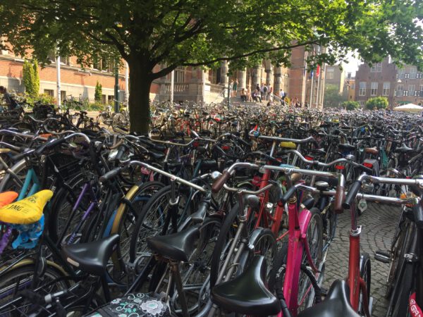 Fietsen in Groningen binnenstad voor Academie Gebouw