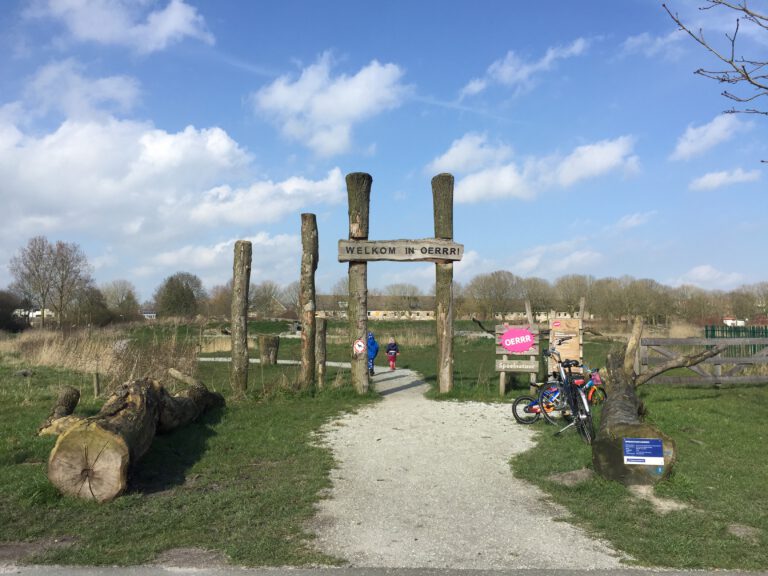 Natuurspeeltuin OERRR Kardinge: handjes en voetjes in het zand