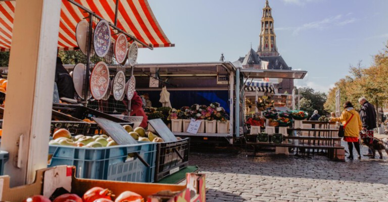 Gronings dialect leren op de markt Groningen- foto door Stella Dekker