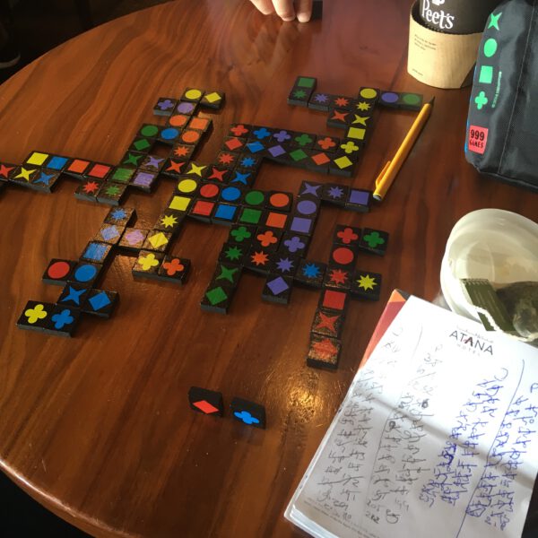 Reisspelletjes tips voor mee op stedentrip Groningen: Qwirkle