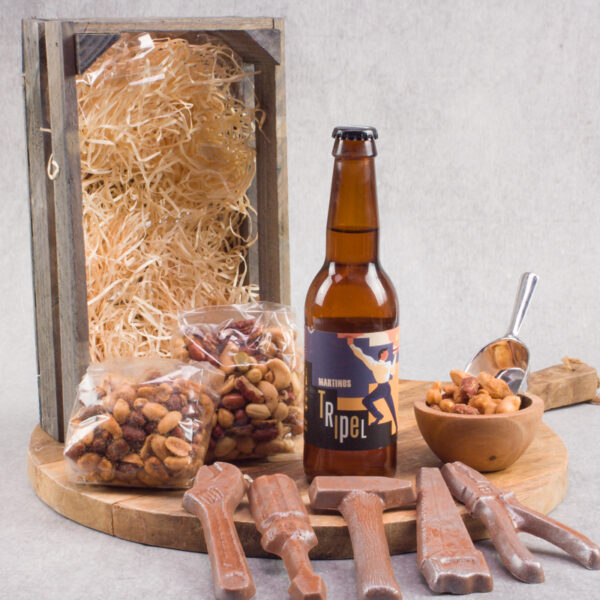 Gereedschap cadeaupakket vaderdag of december met noten. chocolade en bier van Tres Bien