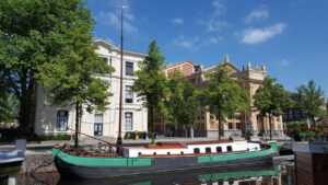 Monumentale woonboot hotelboot slaapschip Booking.com Groningen aan Turfsingel