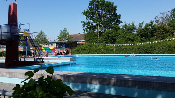 Zwembaden Groningen: foto Facebookpagina buitenzwembad De Blinkerd Ten Boer