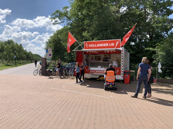 IJs Groningen: ijskraam Hollander IJs in Stadspark, Vismarkt en Herestraat