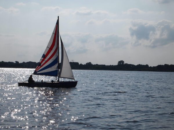 boot varen op Zuidlaardermeer Groningen: de leukste vaarroutes en bootje huren Groningen tips