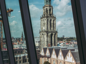 De Martinitoren Groningen vanuit Forum Groningen door Stella Dekker