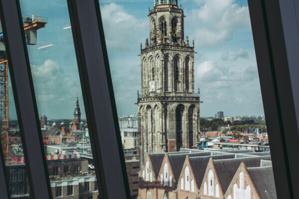 De Martinitoren Groningen vanuit Forum Groningen door Stella Dekker