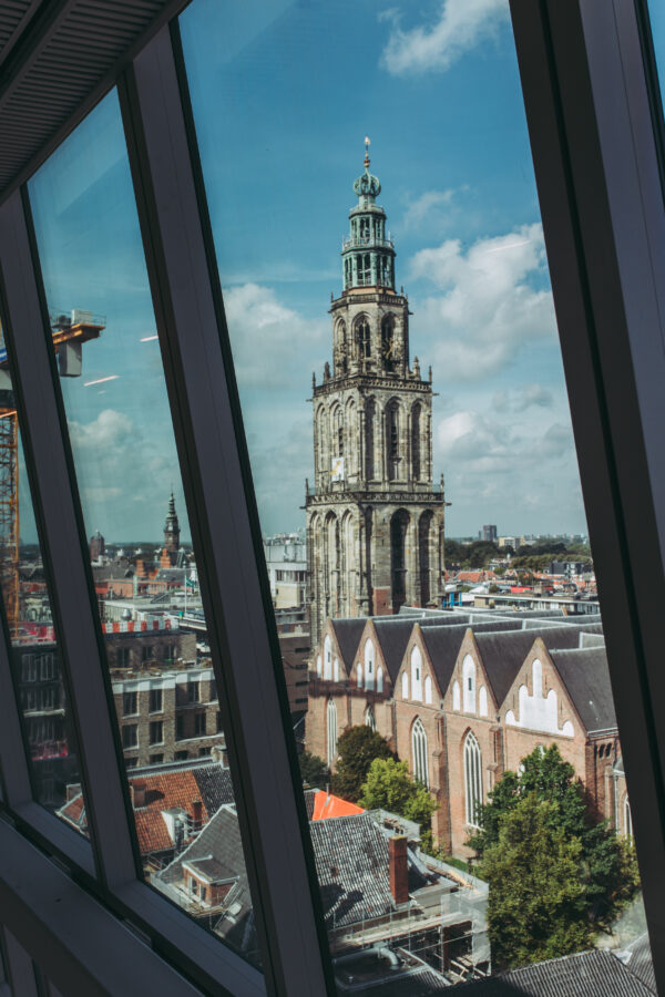 De Martinitoren Groningen vanuit Forum Groningen door Stella Dekker