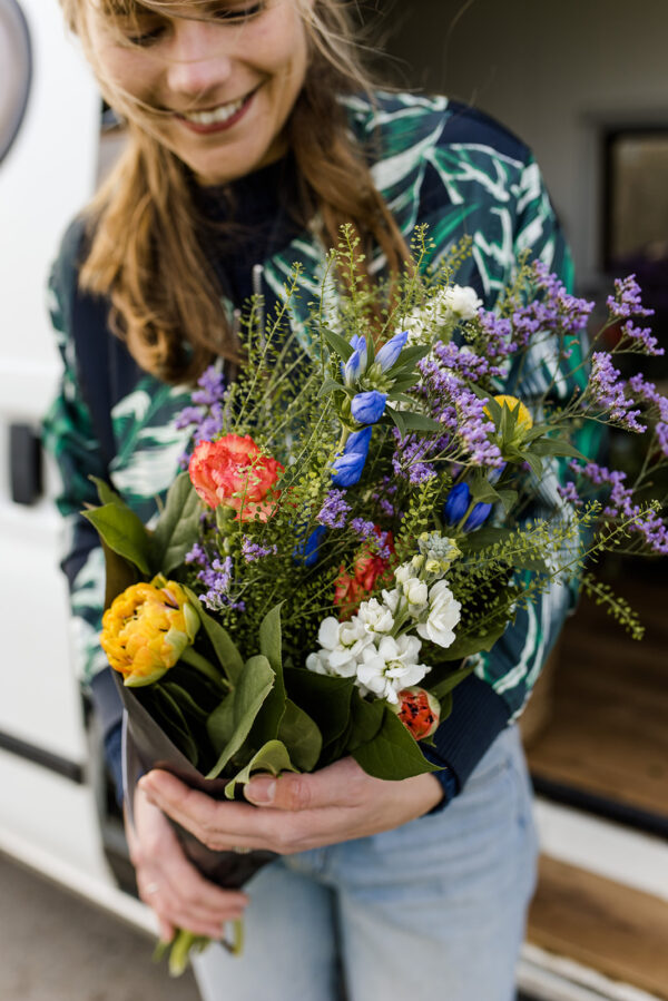 Bloemen Groningen: bloemenwinkel en bezorgen Groningen: Thuis met Bloemen- webshop foto door Anouk Wubs van Bedrijf in Beeld Groningen