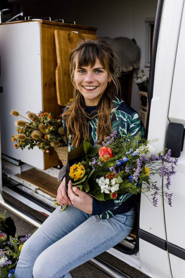 Bloemen Groningen: bloemenwinkel en bezorgen Groningen: Thuis met Bloemen- webshop foto door Anouk Wubs van Bedrijf in Beeld Groningen