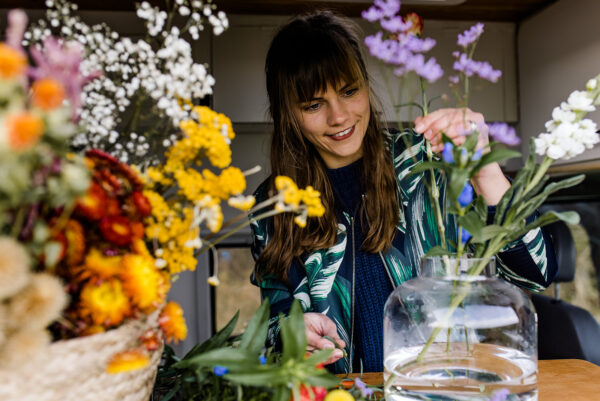 Bloemen Groningen: bloemenwinkel en bezorgen Groningen: Thuis met Bloemen- webshop foto door Anouk Wubs van Bedrijf in Beeld Groningen