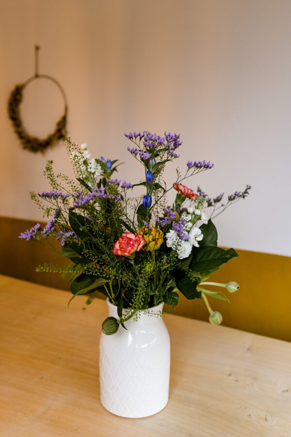 Bloemen Groningen: bloemenwinkel en bezorgen Groningen: Thuis met Bloemen- webshop foto door Anouk Wubs van Bedrijf in Beeld Groningen