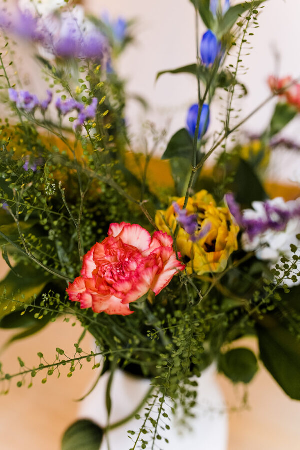 Bloemen Groningen: bloemenwinkel en bezorgen Groningen: Thuis met Bloemen- webshop foto door Anouk Wubs van Bedrijf in Beeld Groningen