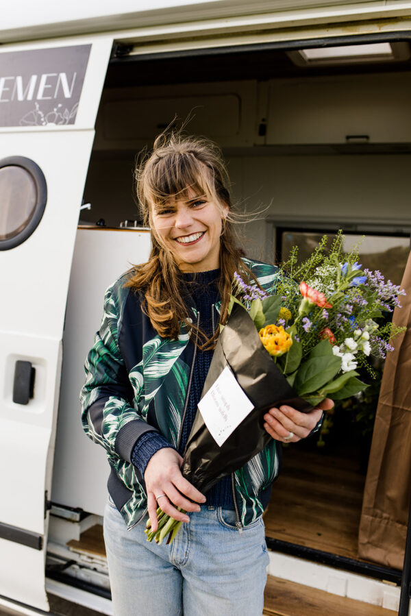 Bloemen Groningen: bloemenwinkel en bezorgen Groningen: Thuis met Bloemen- webshop foto door Anouk Wubs van Bedrijf in Beeld Groningen