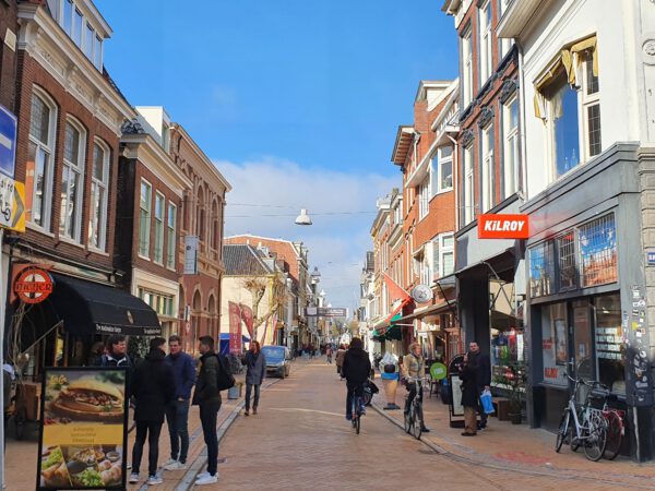 Oude Kijk in het Jatstraat met als bezienswaardigheid De Harmonie Groningen