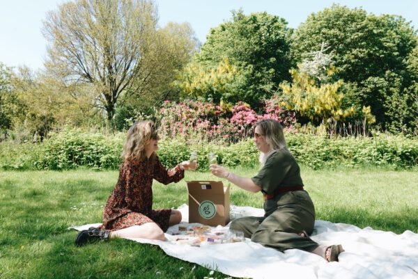 Picknicken in Groningen met de I Go Groningen Picknickbox, een gevulde picknickmand te bestellen in Groningen