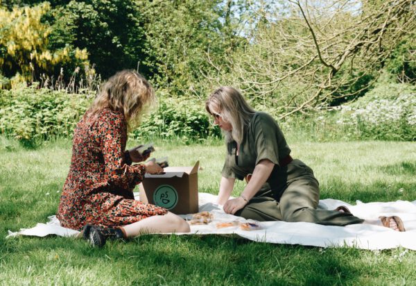 Picknicken in Groningen met de I Go Groningen Picknickbox, een gevulde picknickmand te bestellen in Groningen