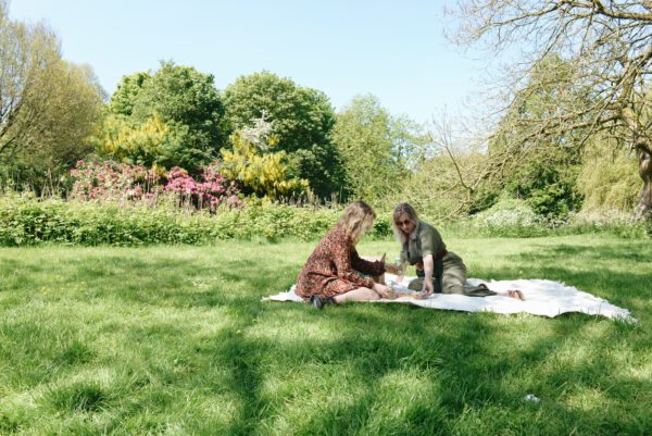 Picknicken in Groningen met de I Go Groningen Picknickbox, een gevulde picknickmand te bestellen in Groningen