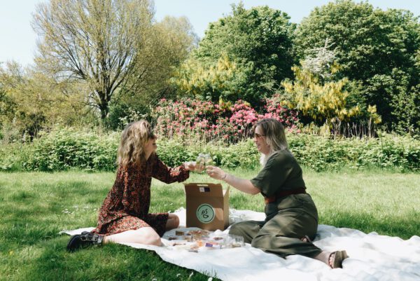 Picknicken in Groningen met de I Go Groningen Picknickbox, een gevulde picknickmand te bestellen in Groningen