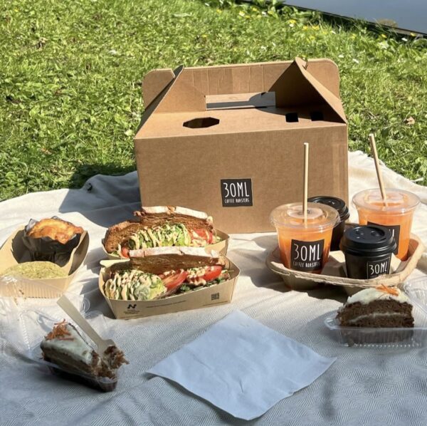 Picknickbox I Go Groningen en 30ML om mee te nemen naar de mooiste en beste picknickplekken in Groningen Stad