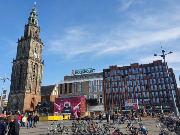 Grote Markt met Martinitoren en Vindicat Groningen door Willem Vonhof