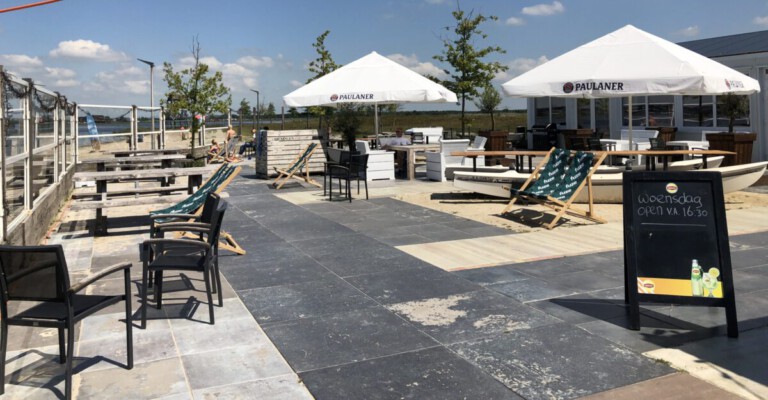 StrandHuis Meerstad: terras aan strand Meeroevers Meerstad Groningen