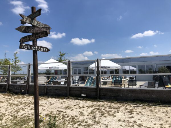 StrandHuis Meerstad: terras aan strand Meeroevers Meerstad Groningen