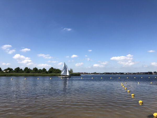 Zeilen in Meerstad, te zien vanaf StrandHuis Meerstad