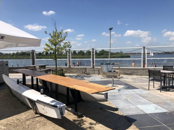 StrandHuis Meerstad: terras aan strand Meeroevers Meerstad Groningen