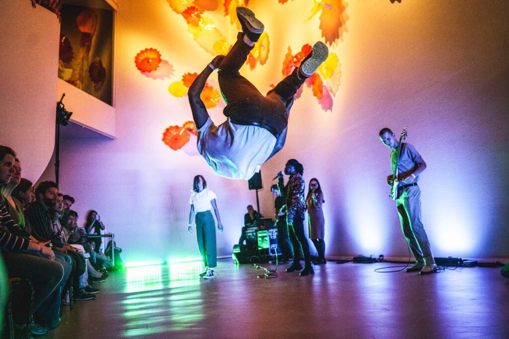 Groninger Museumnacht 2026: 6 tips voor een nacht vol kunst, muziek en verrassingen