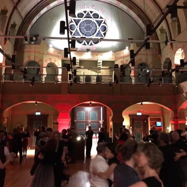 Salsafeest Groningen foto Facebook Roy Tweeboom in Synagoge okt 2022