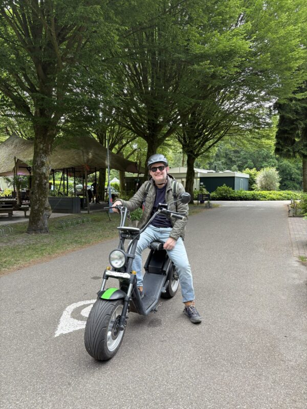 E-chopper huren in Groningen starten bij Camping Stadspark met oefenrondje op de camping