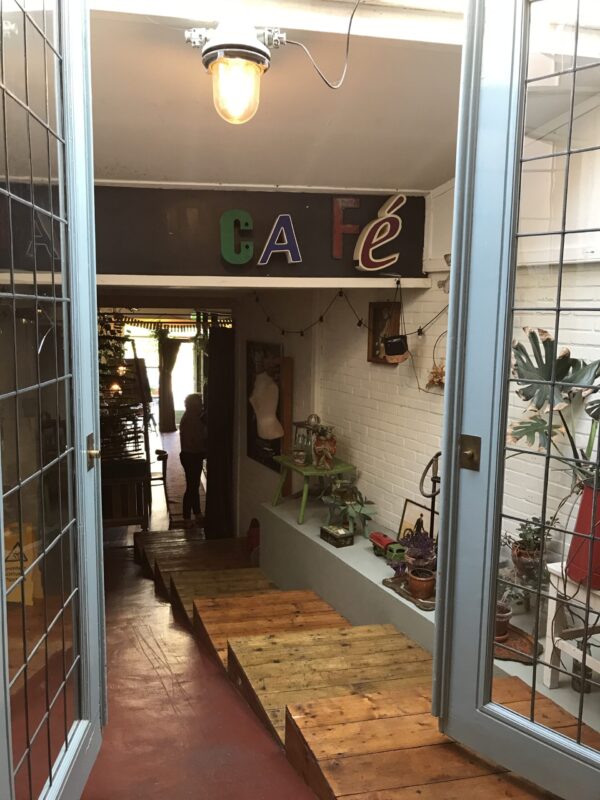 Doorgang van vintage woonwinkel naar eetcafé: Salmagundi's